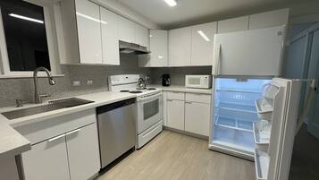 Kjøleskap, mikrobølgeovn, ovn og kokeplater