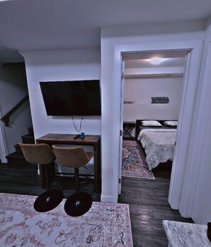 2 chambres, fer et planche à repasser, Wi-Fi, draps fournis