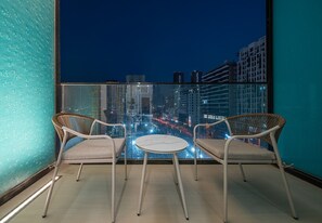 Property grounds - Studio in Binghatti Azure with Pool and Gym (Dubai)