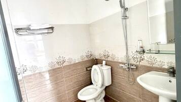 Apartment, City View | Bathroom | Soap, shampoo, toilet paper