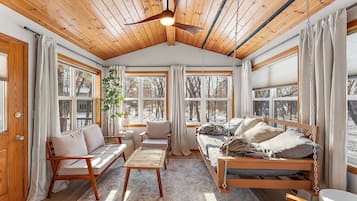 TV connectée, cheminée, jeux vidéo, baby-foot