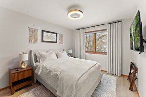 5 bedrooms, iron/ironing board, travel cot, free WiFi - Sports Fields & TPC Golf - Hot Tub, Sauna, Arcade (Minneapolis)