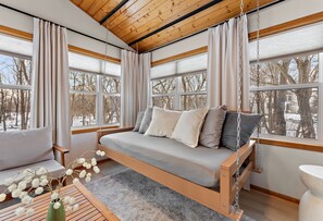 Smart TV, chimenea, videojuegos, futbolito