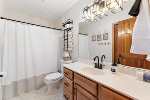 Regadera, secadora de cabello, toallas 