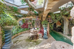 Outdoor dining - The Pool House - Organic Charm & Pool (Goult)
