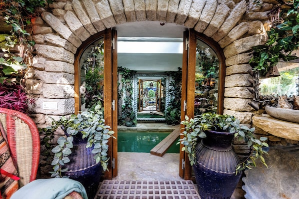 تفاصيل الفندق من الخارج