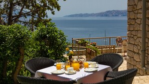 Outdoor dining - Apartman Vesna beachfront by Villas Guide (Novi Vinodolski)