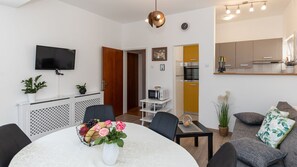 TV - Apartman Vesna beachfront by Villas Guide (Novi Vinodolski)