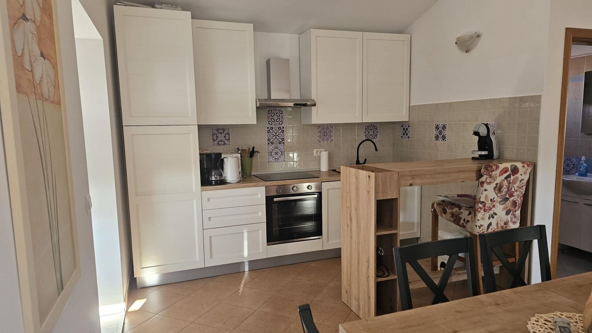 Een koelkast, een magnetron, een oven, een vaatwasser