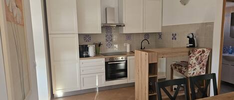 Een koelkast, een magnetron, een oven, een vaatwasser