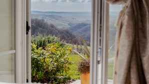 Un dormitorio con ventana que da a un paisaje.