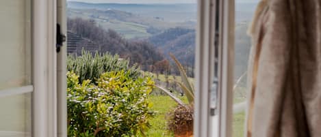 6 bedrooms, desk, iron/ironing board, free WiFi