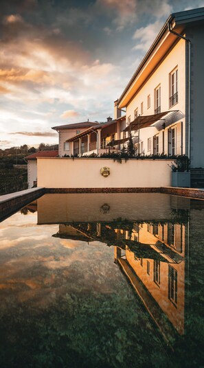 Ein großes, modernes Haus mit Schwimmbecken im Vordergrund.