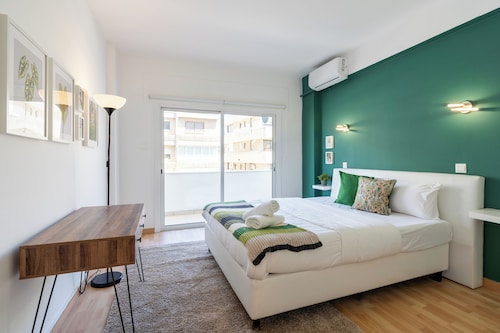 Oracle 2-BR Apt. & Balcony in Larnaca