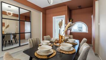 Comfort appartement, 2 slaapkamers, keuken, uitzicht op stad | Dineerruimte