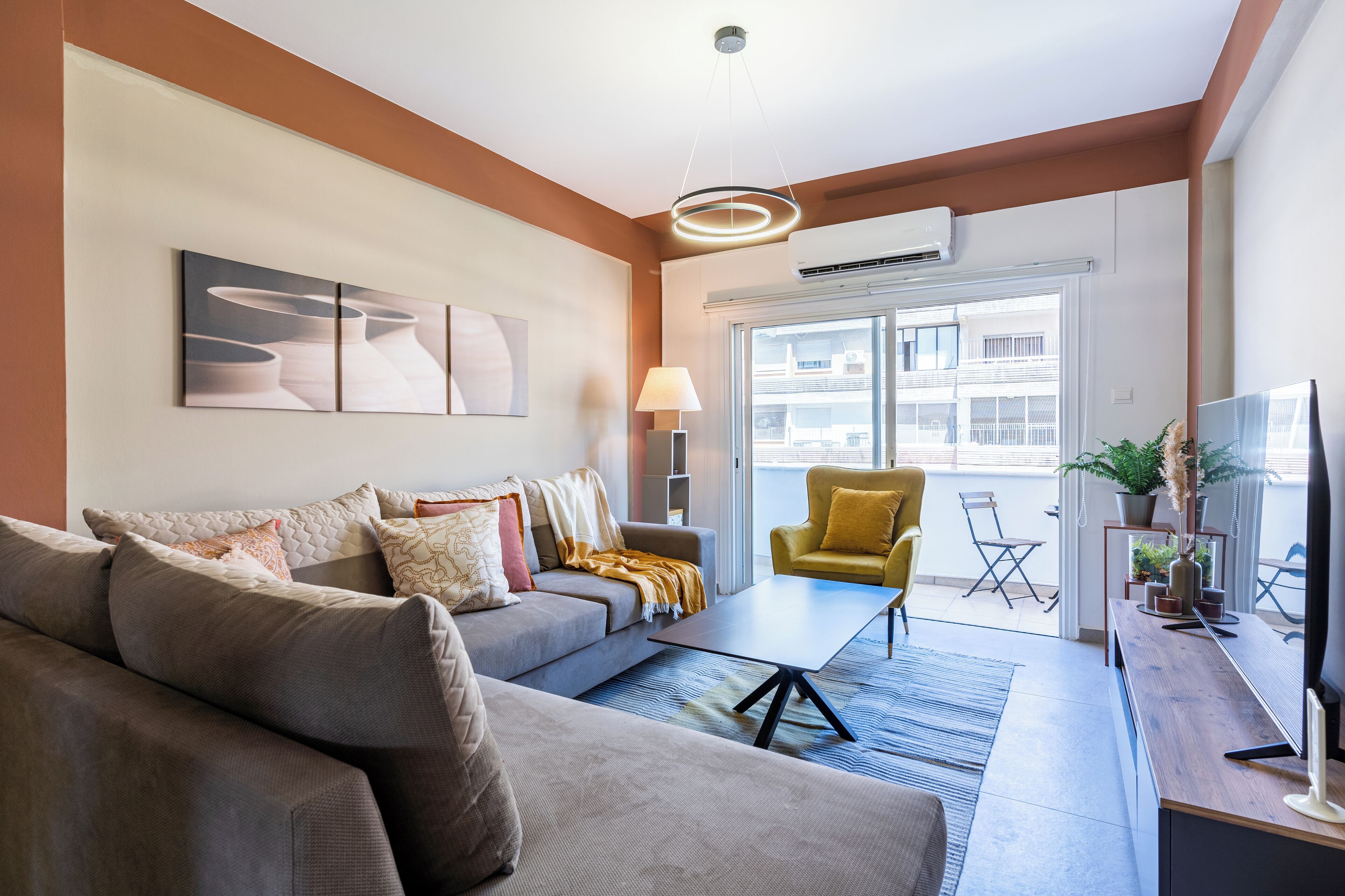 Comfort Apartment, 2 Bedrooms, Kitchen, City View | Living room | Smart TV, Netflix, streaming services