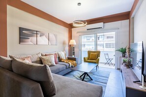 Comfort Apartment, 2 Bedrooms, Kitchen, City View | Living room | Smart TV, Netflix, streaming services - Oracle 2-BR Apt. & Balcony in Larnaca (Larnaca)