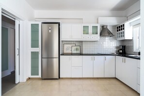 Private kitchen - Oracle 2-BR Apt. & Balcony in Larnaca (Larnaca)