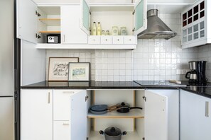 Appartement Confort, 2 chambres, cuisine, vue ville | Cuisine privée | Grand réfrigérateur, micro-ondes, four, plaque de cuisson
