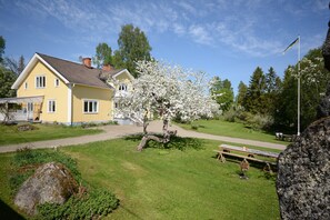 House | Garden - Real Swedish Country House is Ideal for Large Families (Skultuna)