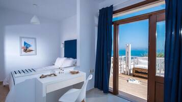 Espacio para trabajar con laptop, cortinas blackout y insonorización