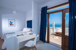 Laptop workspace, blackout drapes, soundproofing, iron/ironing board - Golden Grain Beachfront Suites (Hersonissos)