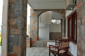 Outdoor dining - Golden Grain Beachfront Suites (Kokkini Hani)