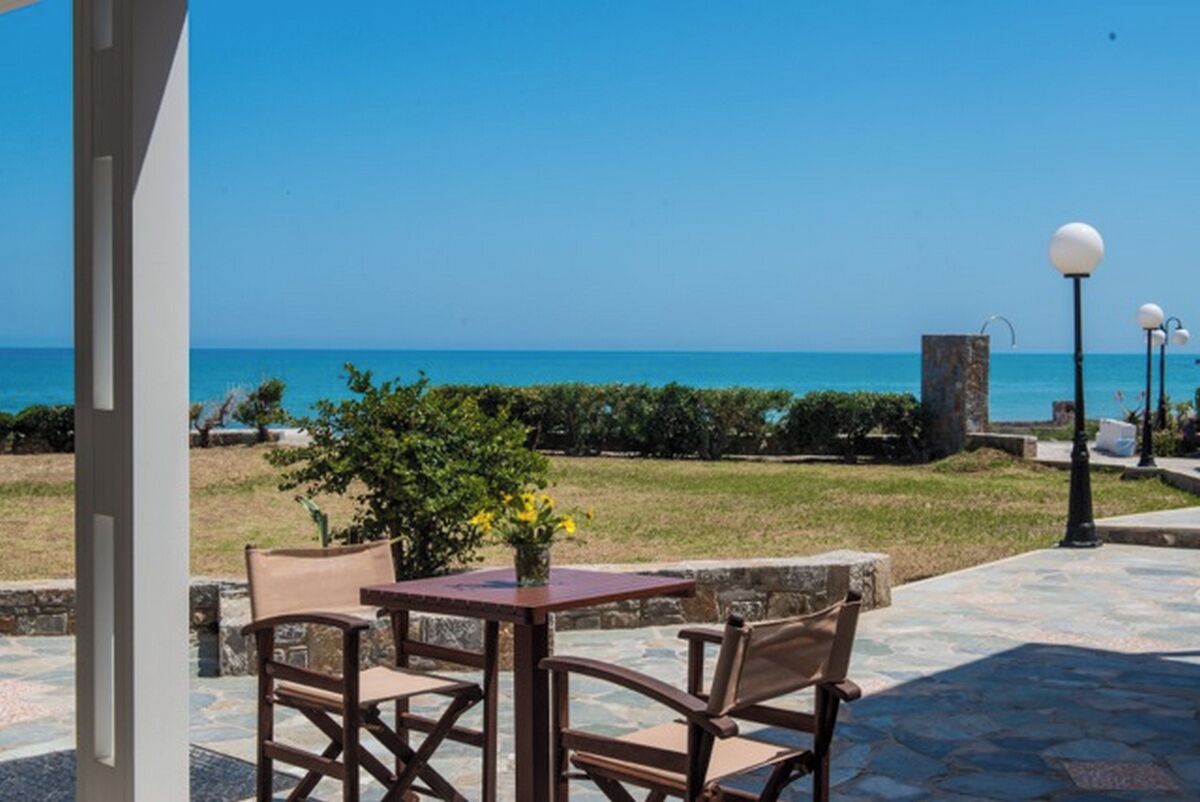 Deluxe Suite, Sea View | Laptop workspace, blackout drapes, soundproofing, iron/ironing board