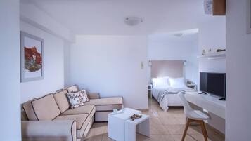 Deluxe Suite, Sea View | Living area