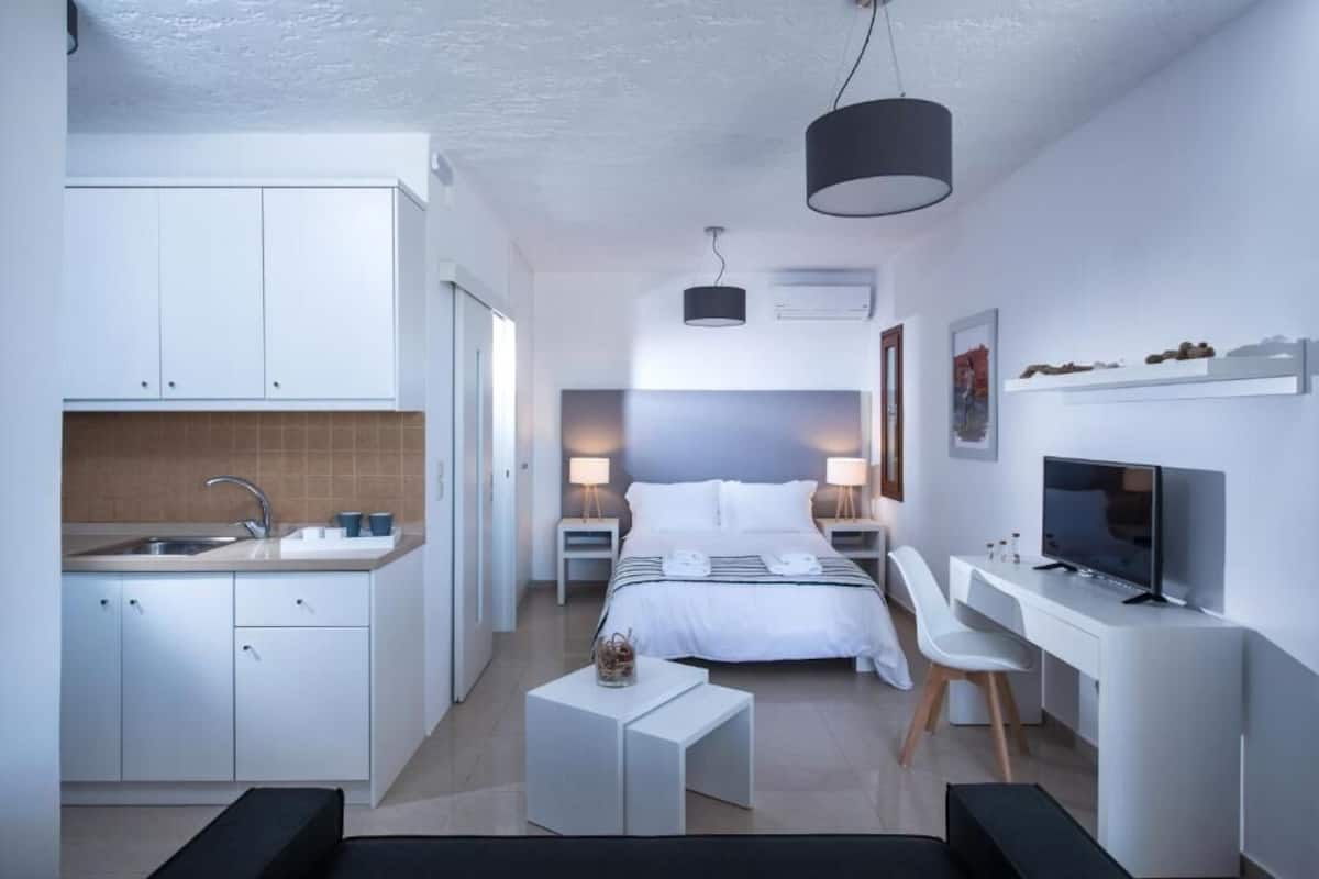 Family Suite with Sea View | Laptop workspace, blackout drapes, soundproofing