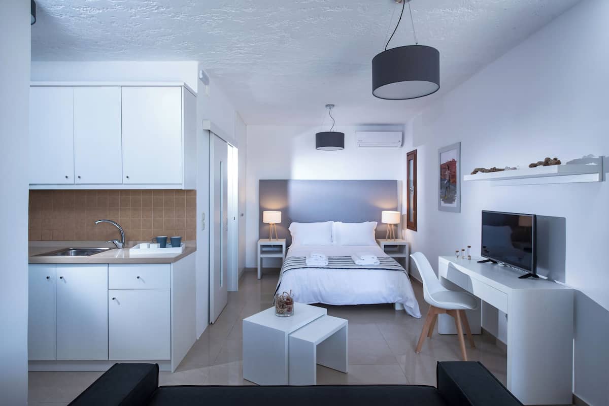 Deluxe Suite, Sea View | Laptop workspace, blackout drapes, soundproofing, iron/ironing board