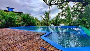 Una piscina al aire libre, sombrillas