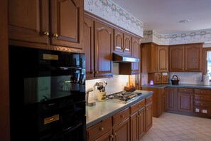 Micro-ondes, four, plaque de cuisson, lave-vaisselle