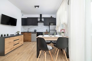 Een koelkast, een magnetron, een oven, een kookplaat