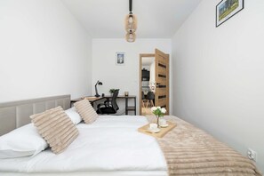 1 makuuhuone, työpöytä, silitysrauta/-lauta, vauvan matkasänky