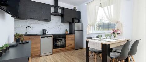 冷蔵庫、電子レンジ、オーブン、コンロ