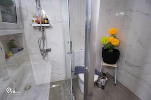 Shower, hair dryer, towels, soap - Sophia's - Central Apartment near Egaleo Metro/Αthens (Egaleo)