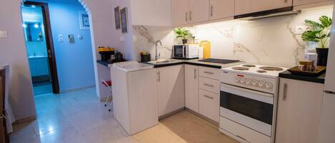 ثلاجة، ميكروويف، فرن، موقد طهي مسطح