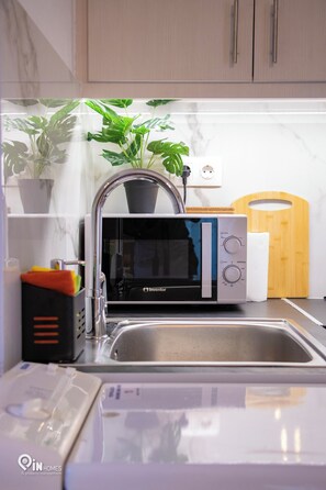Fridge, microwave, oven, stovetop - Sophia's - Central Apartment near Egaleo Metro/Αthens (Egaleo)