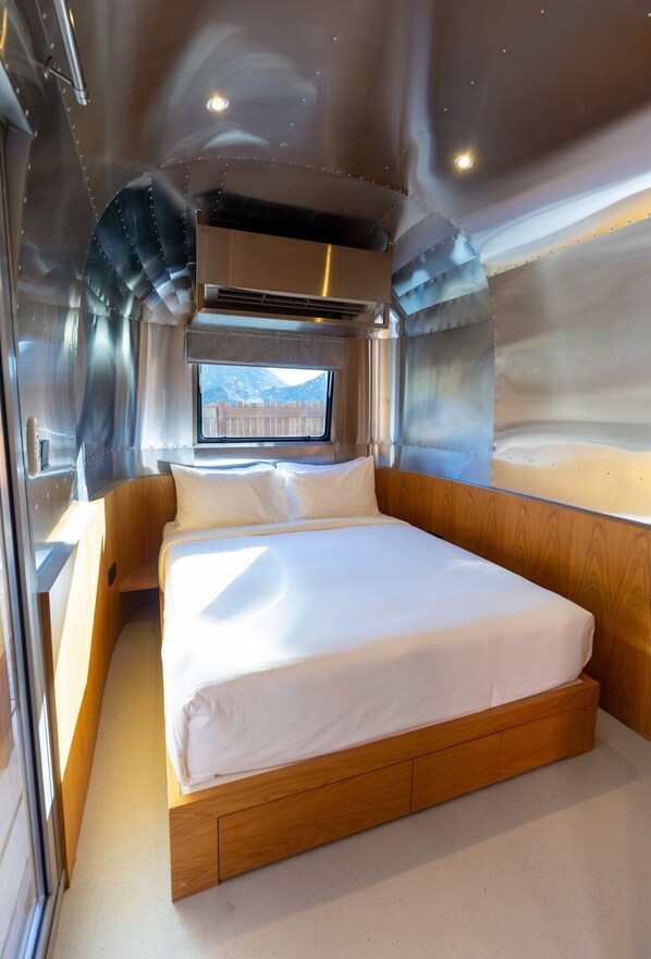 Deluxe Caravan, Mountain View