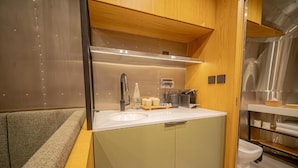 Une salle de bain moderne avec un lavabo intégré, un meuble-lavabo et des toilettes.