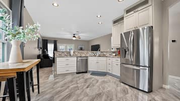 Een koelkast, een magnetron, een oven, een kookplaat