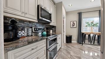 Een koelkast, een magnetron, een oven, een kookplaat