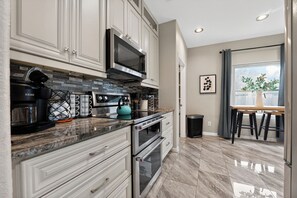 Een koelkast, een magnetron, een oven, een kookplaat