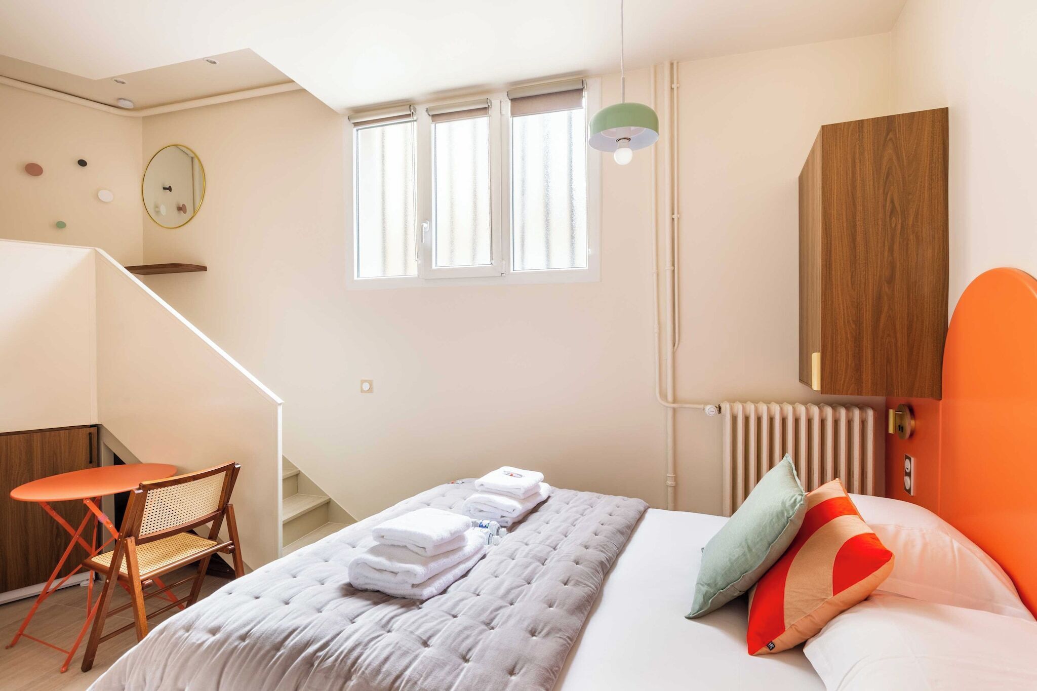 デスク、アイロン / アイロン台、WiFi (無料)、ベッドシーツ