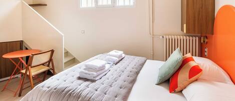 Escrivaninha, ferros/tábuas de passar roupa, Wi-Fi de cortesia