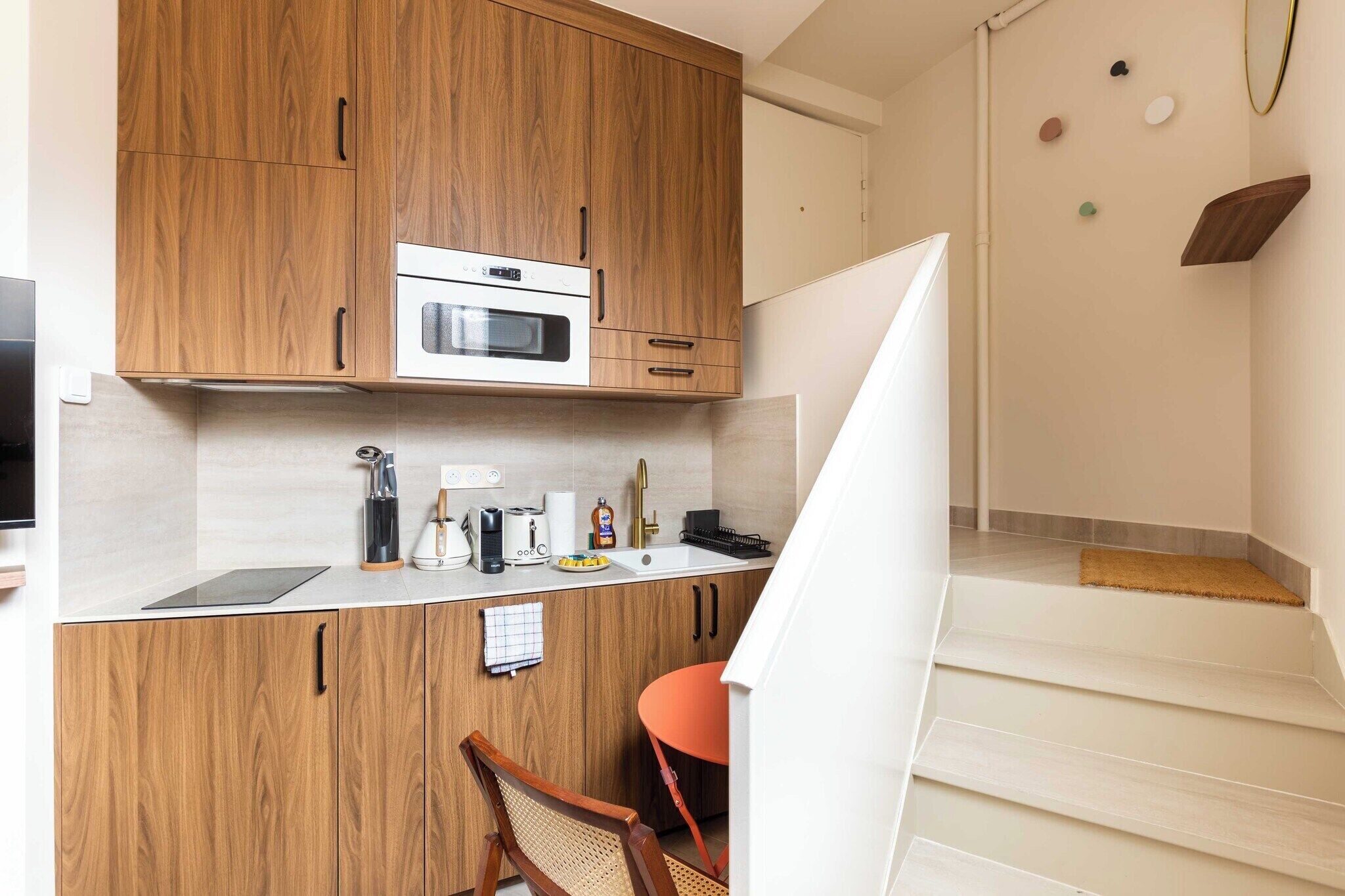 Kjøleskap, mikrobølgeovn, kokeplater og oppvaskmaskin