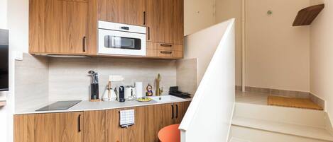 Kjøleskap, mikrobølgeovn, kokeplater og oppvaskmaskin