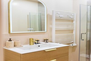 Shower, hair dryer, towels - Port-Royal Residence - Charming Studio - 2P (Paris)