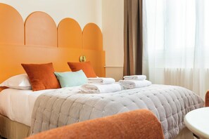 Escritorio, tabla de planchar con plancha, wifi gratis y ropa de cama 